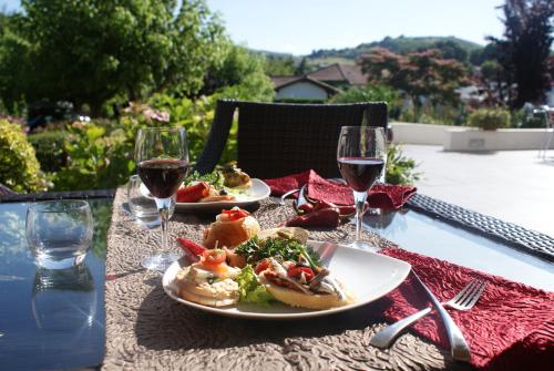 Makanan di atau berdekatan hotel