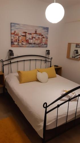 sypialnia z dużym łóżkiem z żółtymi poduszkami w obiekcie Apartment Tina w Trogirze