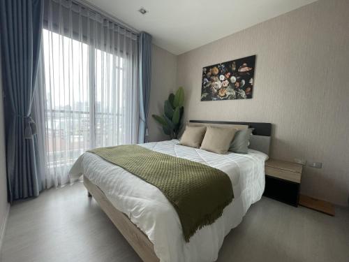 una camera con un letto e una grande finestra di Ultra luxury Condo a Bangkok