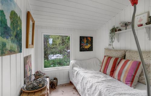 Thyholm的住宿－Stunning Home In Thyholm With Kitchen，小房间配有沙发和窗户
