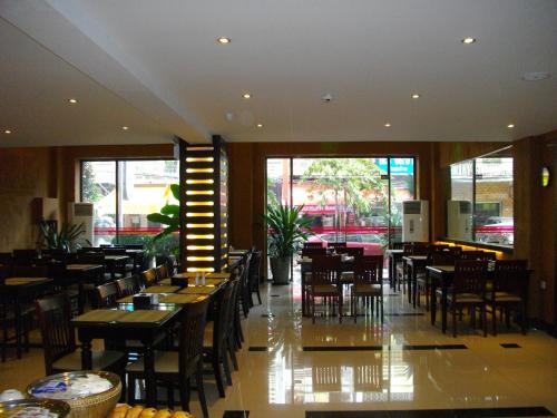 En restaurant eller et andet spisested på Lux Riverside Hotel & Apartment