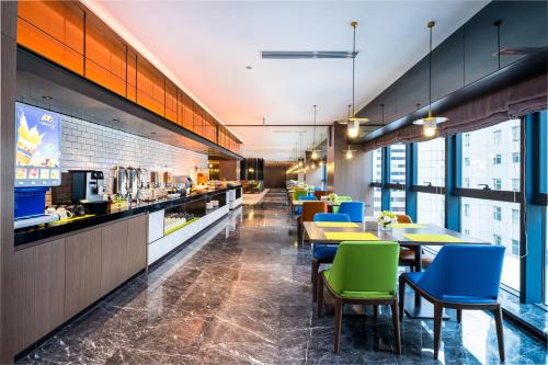 un ristorante con tavoli e sedie e un bar di Hampton by Hilton Shenzhen Dongmen 