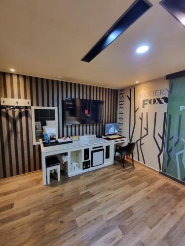 Zimmer mit einem Schreibtisch und einem Computer darauf in der Unterkunft Fox Motel in Daegu