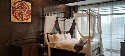 1 dormitorio con cama con dosel y ventana en ANANTAYA CHIANGMAI BOUTIQUE HOTEL, en Chiang Mai
