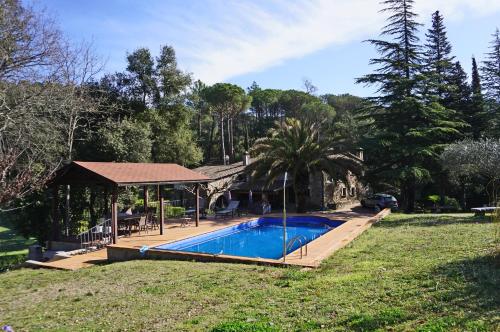 una casa con piscina en un patio en Villa Masia Can Bora, en Bonmatí