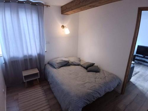1 dormitorio con cama y ventana en Appart lumineux en centre-ville, en Cherbourg-en-Cotentin