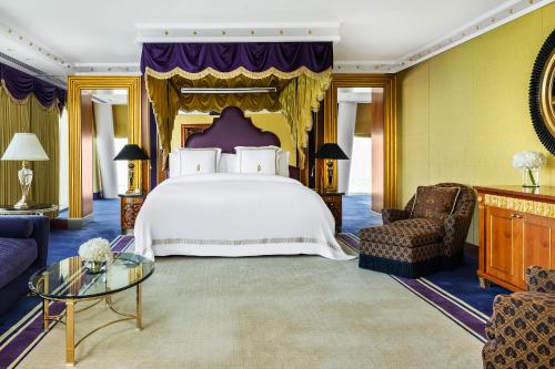 Postel nebo postele na pokoji v ubytování Jumeirah Burj Al Arab Dubai