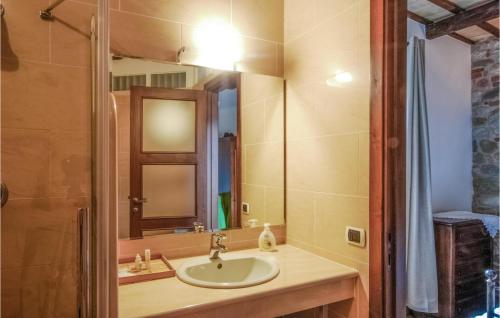 a bathroom with a sink and a mirror at Gorgeous Apartment In Montefortino With Wifi in Montefortino