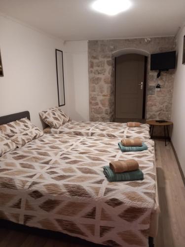 ein Schlafzimmer mit einem großen Bett mit zwei Kissen darauf in der Unterkunft Castello in Trebinje