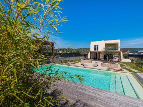- une piscine en face d'une maison dans l'établissement Villa in Bibinje with Private Pool and Garden, à Bibinje