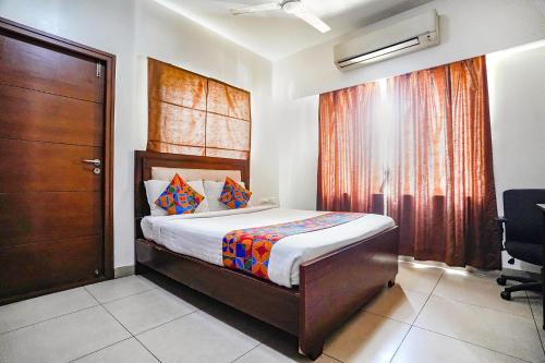Ένα ή περισσότερα κρεβάτια σε δωμάτιο στο FabHotel Home Tree Service Apartment - Nr Anna Tower