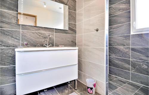 La salle de bains est pourvue d'un lavabo blanc et d'un miroir. dans l'établissement Gorgeous Home In Vallon Pont Darc With Outdoor Swimming Pool, à Vallon-Pont-dʼArc