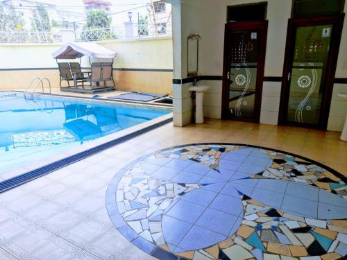 basen z podłogą wyłożoną kafelkami i podłogą wyłożoną kafelkami w obiekcie Lux Suites Skyhorse Apartments Kilimani w mieście Nairobi