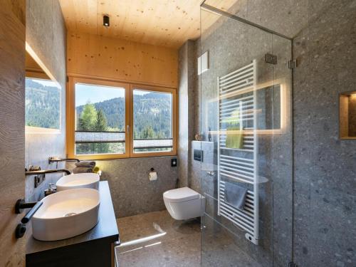 een badkamer met een toilet, een wastafel en een douche bij Apartment sZuahäusl in Ellmau