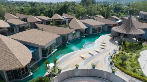 Naung BuaにあるNakaburi Sanctuary Resort&Spaのリゾートのプールの空からの景色を望めます。
