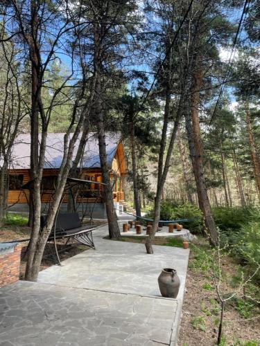 ein Haus mit einer Vase inmitten von Bäumen in der Unterkunft Yeghevni Rest House in Dschermuk