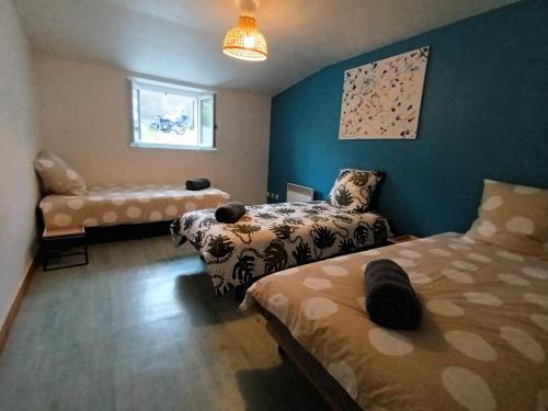 1 Schlafzimmer mit 2 Betten, einem Sofa und einem Fenster in der Unterkunft gite de la basse pierre près d'Ancenis Loire in Ancenis
