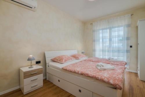 - une chambre avec un lit et une fenêtre dans l'établissement Villa Augusta, à Malinska