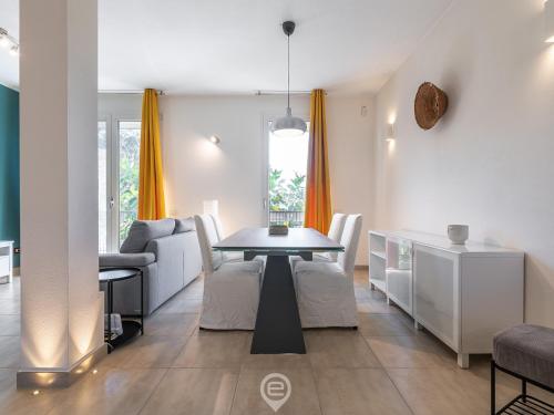 een woonkamer met een tafel en een eetkamer bij La Palma Chic Apartment in Cagliari