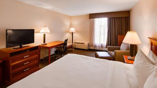 Televisyen dan/atau pusat hiburan di Best Western Tomah Hotel