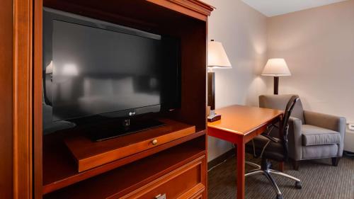 Televisyen dan/atau pusat hiburan di Best Western Tomah Hotel