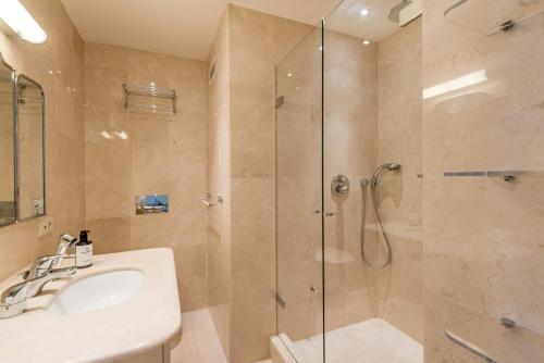 Buckingham & Lloyds - Cannes photo 35