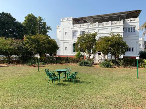Taman di luar Dowlat Villas Palace-The Heritage