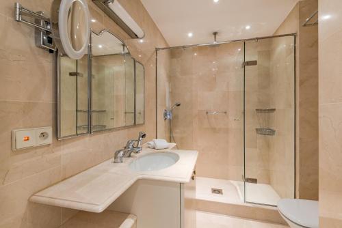 a bathroom with a sink and a shower at Buckingham & Lloyds - Cannes in Cannes