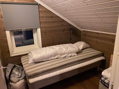 a small room with a bench in a room with a window at Hytte på fjellet in Håra