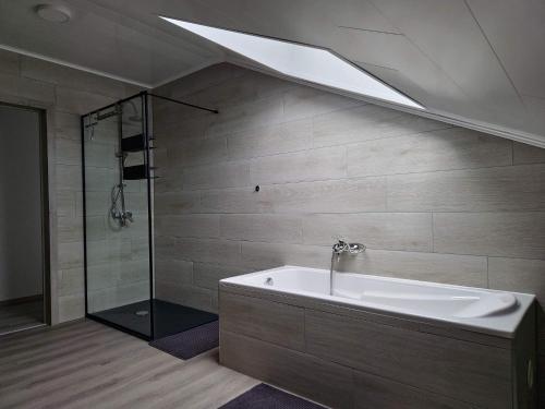 uma casa de banho com banheira e chuveiro em le coin douillet em Saint-Ghislain