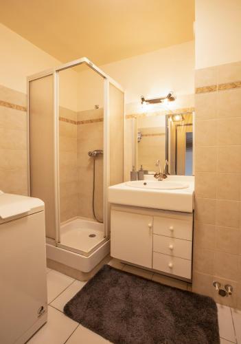 une salle de bain avec une douche, un lavabo et des toilettes dans l'établissement MAR & SOL - idéalement situé, à Cavalaire-sur-Mer