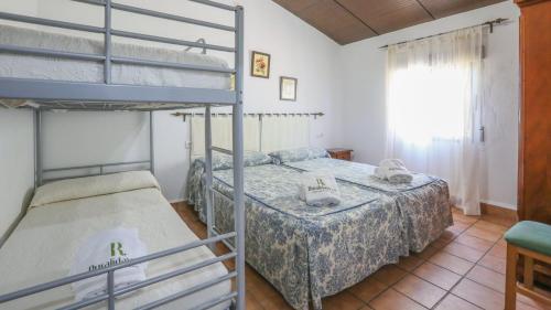 Двухъярусная кровать или двухъярусные кровати в номере Casa Rural Bellas Vistas Ildefonso La Puebla de Los Infantes by Ruralidays