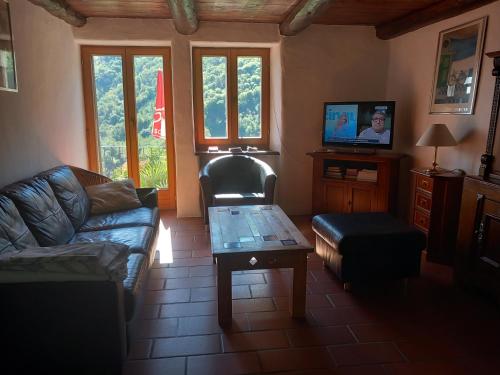 ein Wohnzimmer mit einem Sofa und einem Couchtisch in der Unterkunft Casa Tita in Intragna