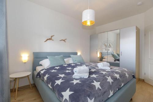 a bedroom with a blue bed with stars on it at Villa-Parkblick-Wohnung-26-541 in Kühlungsborn