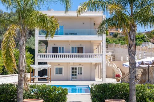 Queen Electra with pool and tennis court