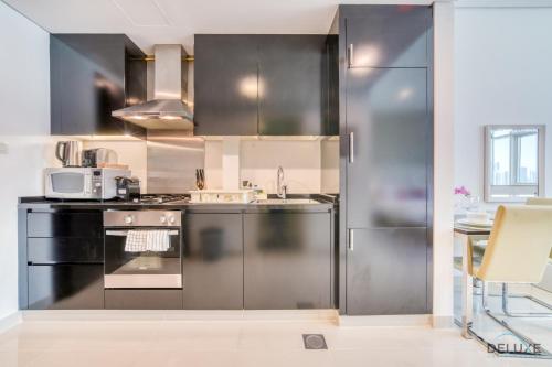 Кухня або міні-кухня у Lush Studio at The Cosmopolitan Business Bay by Deluxe Holiday Homes