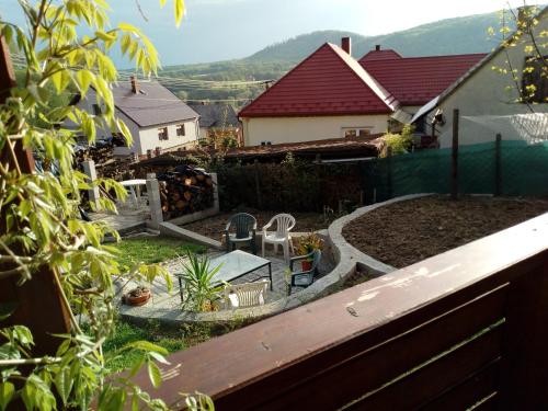 a backyard with a garden with a table and chairs at Káli Apartman in Bakonybél