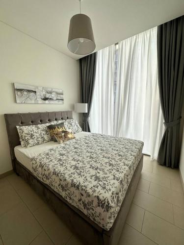 Postel nebo postele na pokoji v ubytování Spacious 1 bedroom Burj Khalifa view