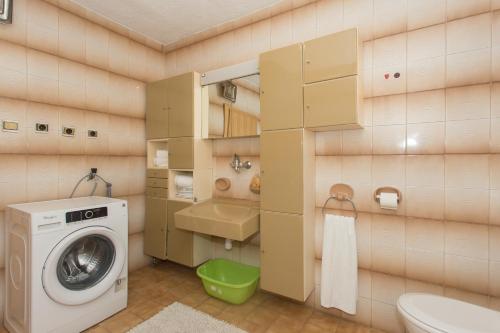 La salle de bains est pourvue d'un lave-linge et d'un lavabo. dans l'établissement Apartment Lucy by the sea with a private pool, à Kaštela