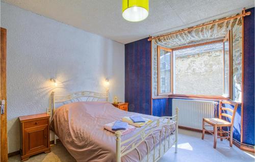聖謝利多布拉克的住宿－2 Bedroom Lovely Apartment In Saint-chely-daubrac，一间卧室配有一张床、一张书桌和一个窗户。