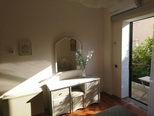 een badkamer met een witte wastafel en een spiegel bij Sunny family apartment in Chania close to the sea in Chania