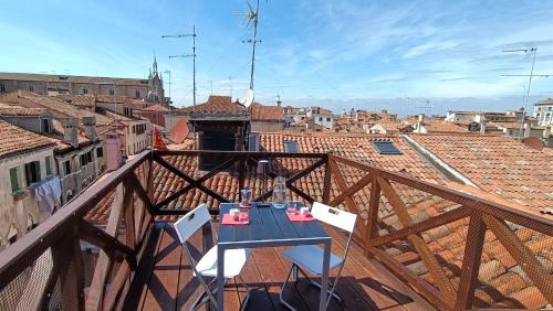 Ca' Marcello Terrace city 511 Altana Venice WIFI في البندقية: طاولة على شرفة مطلة على مدينة