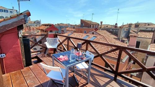 Ca' Marcello Terrace city 511 Altana Venice WIFI في البندقية: شرفة على طاولة وكراسي على السطح