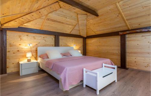 um quarto com uma cama num chalé de madeira em Gorgeous Home In Lokvicici With Wifi em Lokvičič