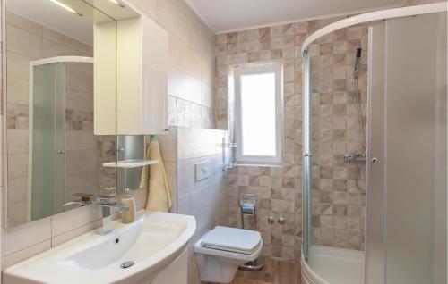uma casa de banho com um lavatório, um WC e um chuveiro em Gorgeous Home In Lokvicici With Wifi em Lokvičič