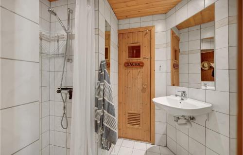 y baño con ducha, lavamanos y ducha. en Stunning Home In Knebel With 3 Bedrooms, Sauna And Wifi, en Knebel