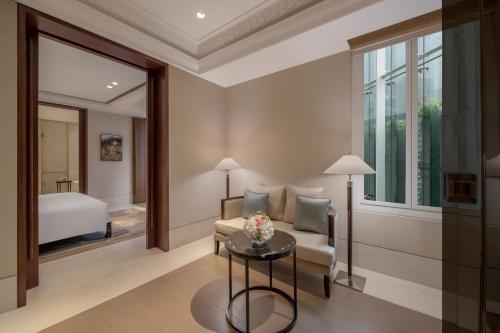 En eller flere senge i et værelse på The Capitol Kempinski Hotel Singapore