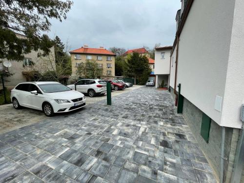 eine Gruppe von Autos, die auf einem Parkplatz geparkt sind in der Unterkunft Hotel Garni Expo in Banská Bystrica