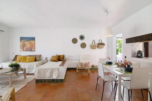 een woonkamer met een bank en een tafel bij Mar azul 3 in Albufeira