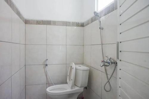 Koupelna v ubytování RedDoorz Plus near Taman Rekreasi Selecta 2